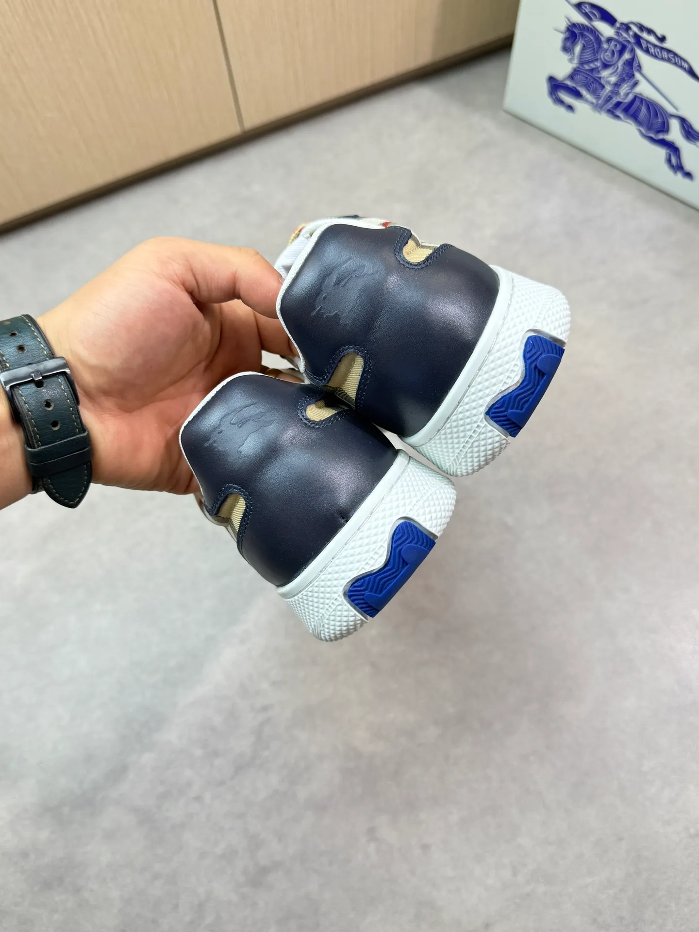 P400 [BURBERRY] Burberry casual sports sneakers - Upper: imported 🔝 Napa calfskin, brand totem cloth, tongue brand cloth label - Lining: brand canvas, foot pad; water-dyed cowhide - Outsole: ultra-light TPR rubber; two-color molded outsole - Super high quality control, fine workmanship: highlighted (high-end, luxury, grade) -Size : 38-44 (Male 45, can be customized)·BBR0372